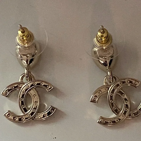 Chanel Gold and Crystal tear drop small Earrings - Picture 4 of 5